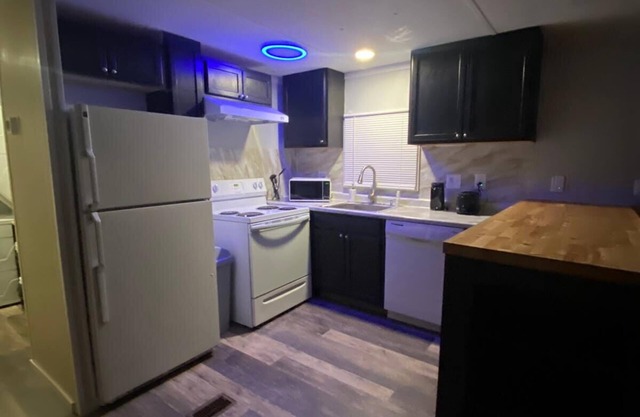 Beautiful and modern 2 bedroom home next to hiking & biking trails