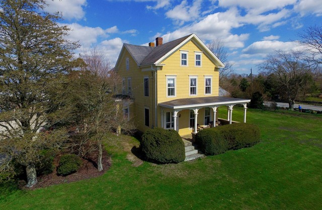 Beautiful and Spacious Farmhouse with Stunning Ocean Views and Greenhouse Garden