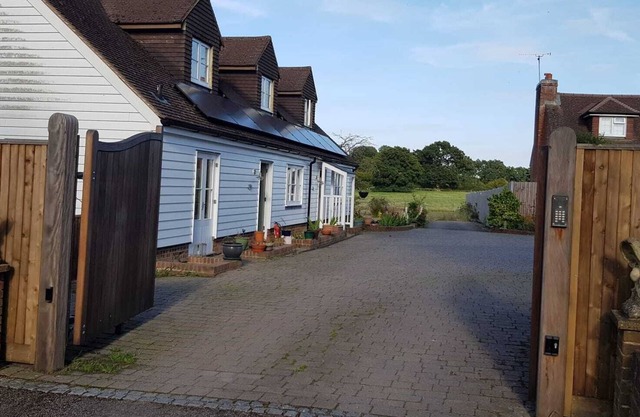 Beautiful and Spacious Countryside Cottage
