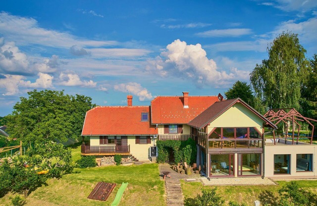 Beautiful apartment in villa for 7 guests with WIFI, hot tub, A/C, TV, patio and parking