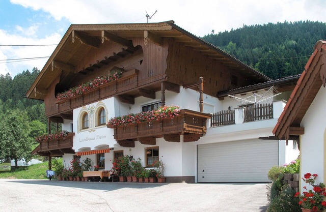 Beautiful apartment for 4 guests with WIFI, TV and balcony