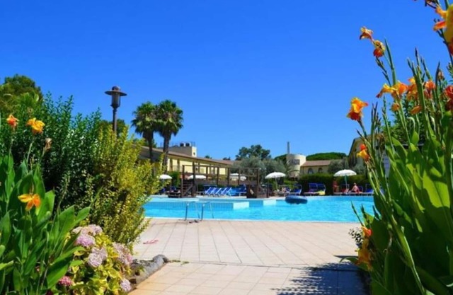 Beautiful apartment for 4 people with A/C, pool, WIFI, TV and pets allowed