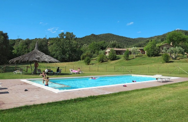Beautiful apartment for 4 guests with WIFI, pool, TV, patio, pets allowed and parking