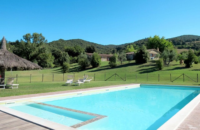 Beautiful apartment for 5 guests with WIFI, pool, TV, patio, pets allowed and parking