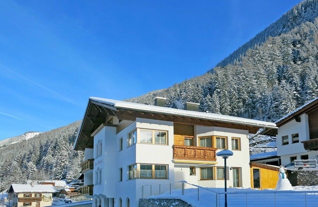 Beautiful apartment for 5 guests with WIFI, TV and balcony