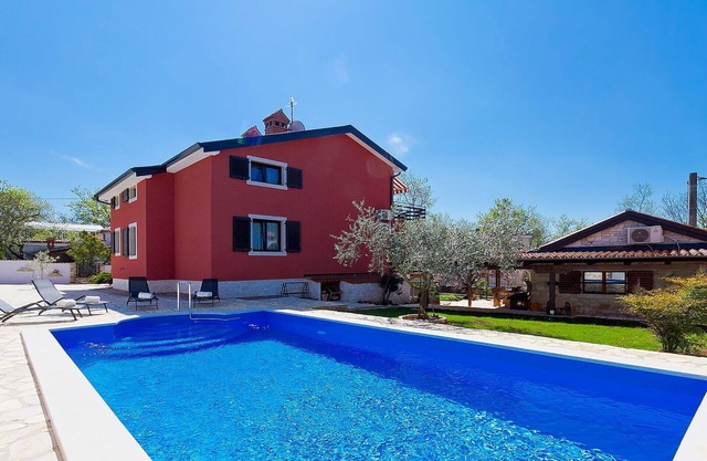 Beautiful apartment for 6 guests with WIFI, A/C, private pool, TV and terrace