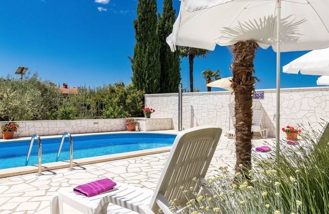 Beautiful apartment for 4 guests with WIFI, A/C, pool, TV and terrace