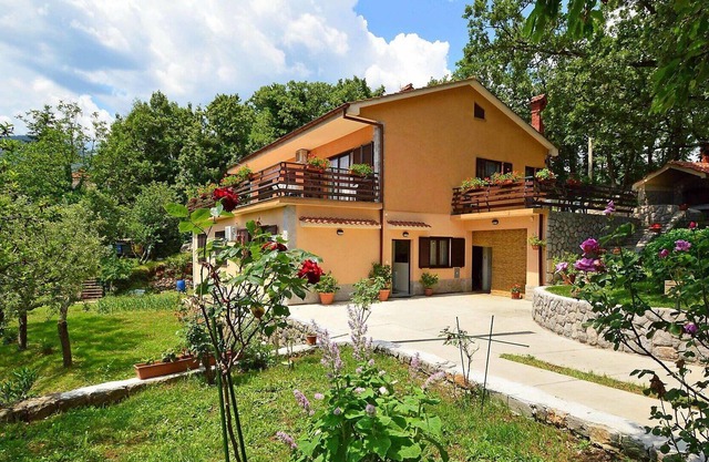 Beautiful apartment for 5 guests with WIFI, A/C, TV and parking