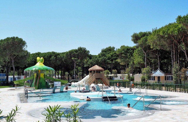 Beautiful apartment in villa for 4 people with A/C, pool, WIFI, TV and patio