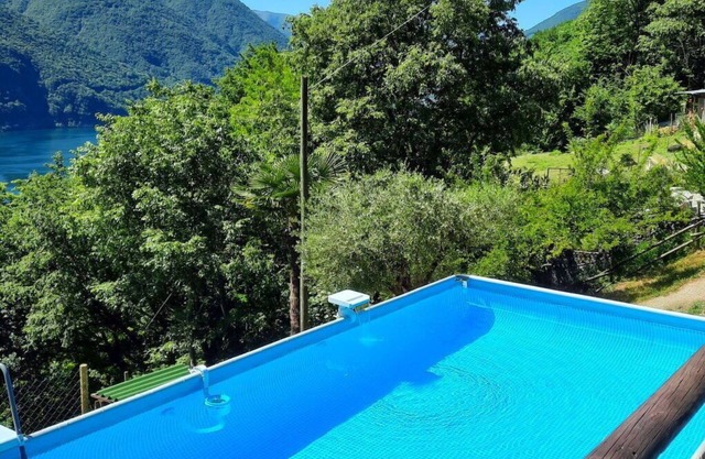 Beautiful apartment in villa for 4 guests with WIFI, pool, TV, patio and pets allowed