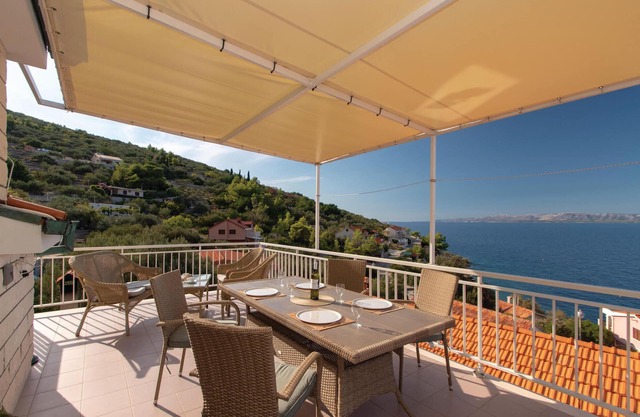 Beautiful apartment in Blato