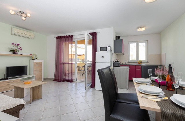 Beautiful apartment in Cizici with WiFi