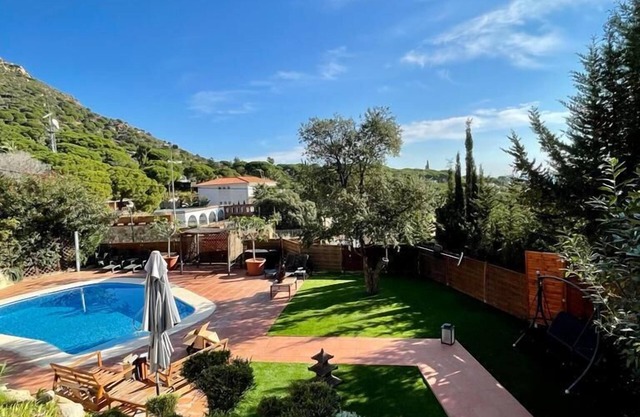 Beautiful apartment in villa with pool and garden