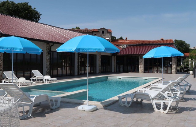 Beautiful apartment in villa for 6 people with pool, WIFI, A/C, TV, patio and pets allowed