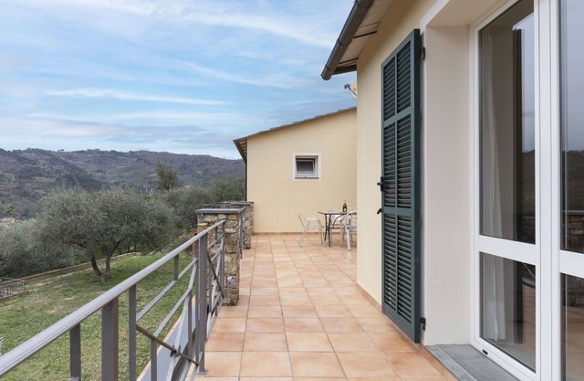 Beautiful apartment in villa for 4 guests with A/C, WIFI, patio, pets allowed and parking