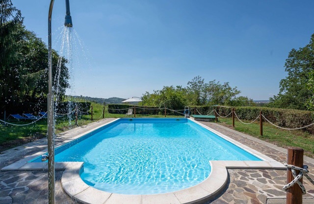 Beautiful apartment in villa for 6 guests with pool, WIFI, terrace, pets allowed and parking