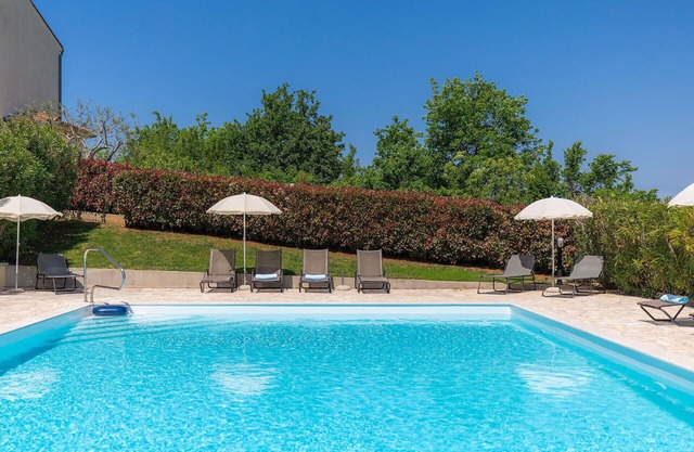 Beautiful apartment in villa for 6 guests with WIFI, pool, A/C, TV, terrace and panoramic view