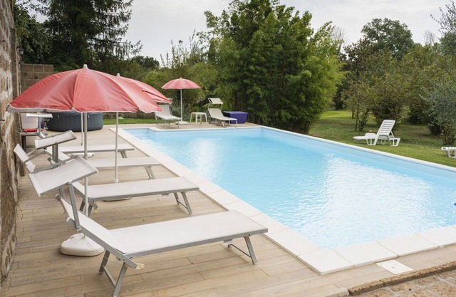 Beautiful apartment for 9 guests with WIFI, pool, TV and pets allowed