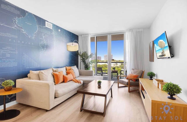 Beautiful Apt w/Private Balcony + Gym + Pool