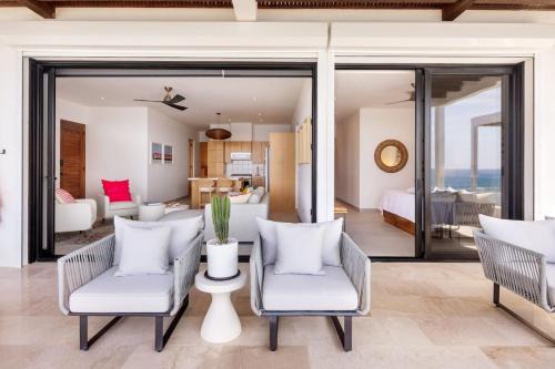 Beautiful Beachfront Condo, Five-Star Amenities