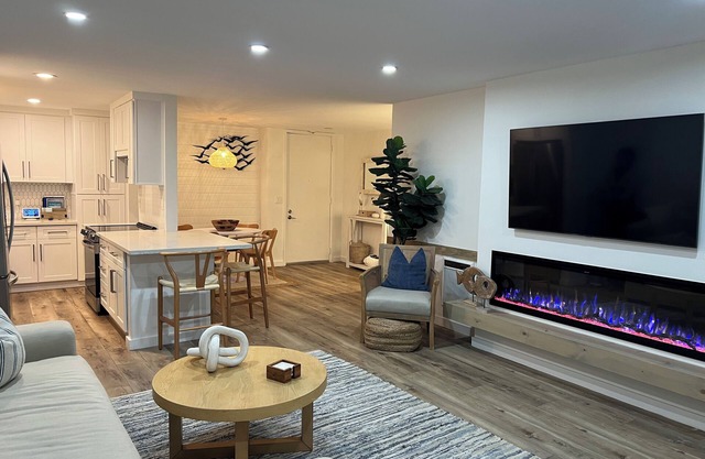 Beautiful condo near the beach, sleeps 4, 30 day min. stay requiredn2 bed 2 bath