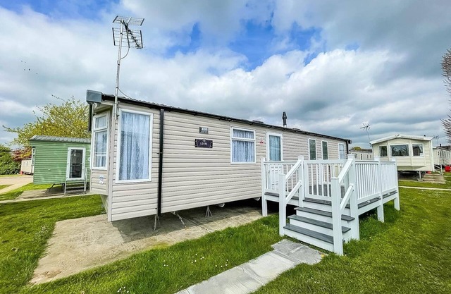 Beautiful caravan with decking and free WiFi at Highfield Grange ref 26740WR