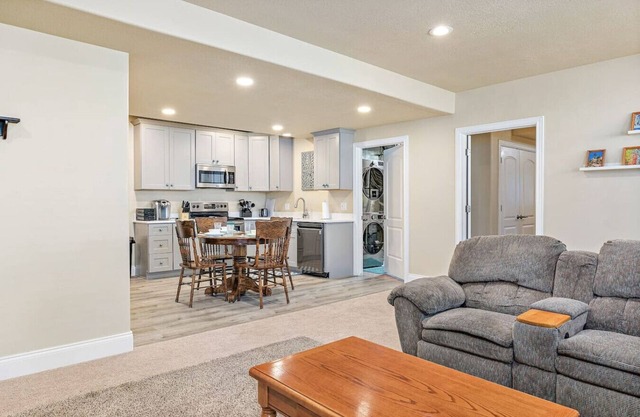 Beautiful Cedar Hills apartment at the base of Majestic Mount and Mt Timpanogos