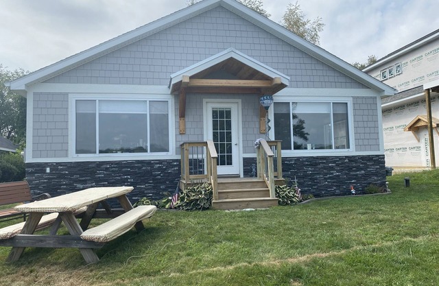 Beautiful & charming 3 bedroom lake house!