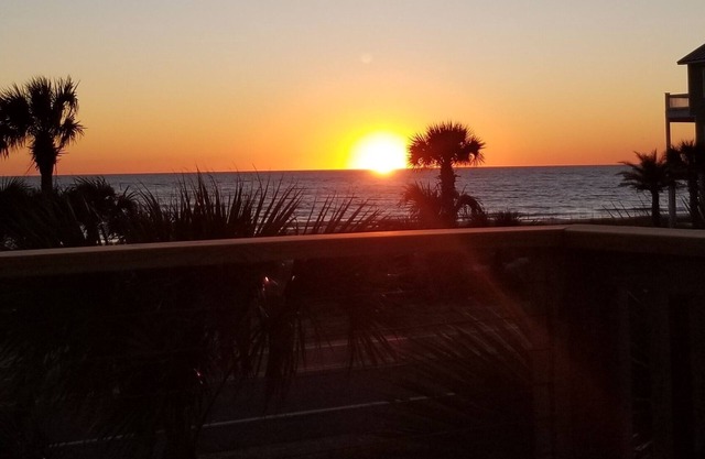 "Beautiful Coastal Townhome" Beach views from Lg deck, walk to beach in seconds