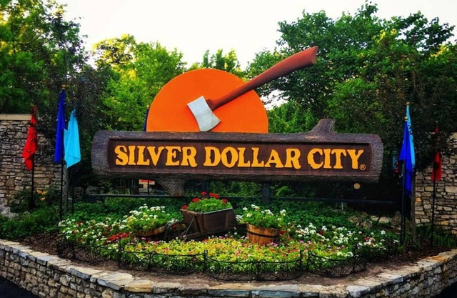 Beautiful Condo: 2 mil. to SDC: on site Restaurant with awesome Lake View