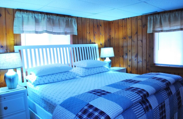 Beautiful Cottage Just minutes from The Twin Lakes & Beach