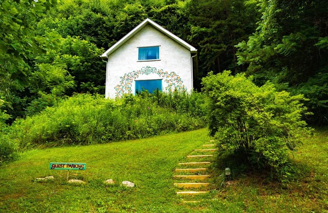 Beautiful Country Cottage!nStunning Mountain Views!nGreat Hiking to Waterfalls!