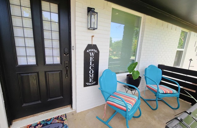 Beautiful designed, King Bed. Fast WiFi mins from Central Dallas. Safe, Tranquil