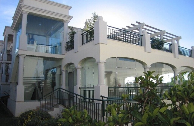 Beautiful designer ground floor apartment with leisure complex pool, gym & sauna