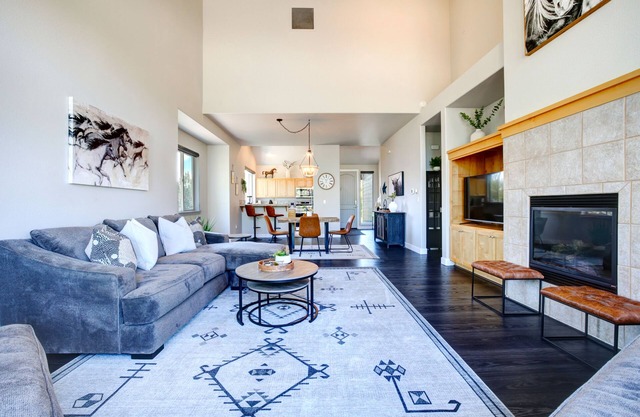 Beautiful Eagle Crest Condo, HOT TUB, 2 Bed/2 Bath