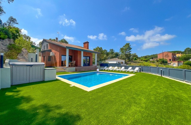 BEAUTIFUL VILLA FOR 14 PEOPLE, WIFI, SALT WATER POOL, BBQ, AIR CONDITIONING