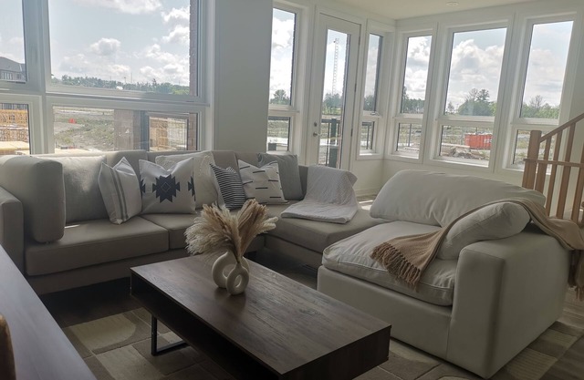 Beautiful Estate in the Heart of Barrie, 7mins to Lakeshore
