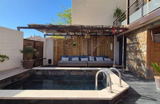 Beautiful townhouse, 8 people, outdoor/swimming pool, 10 minutes from Cassis and La Ciotat beaches