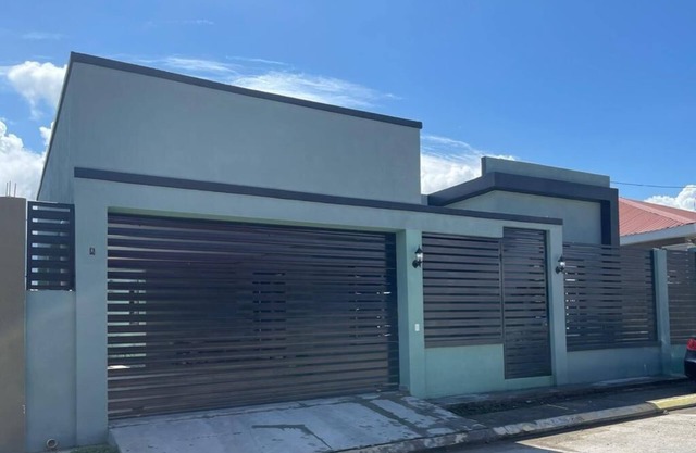 Beautiful gated community family House/Jacuzzi