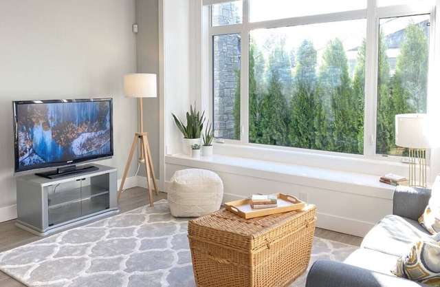 Beautiful Ground Level Private Suite - Walk to Charming Ladner Village!