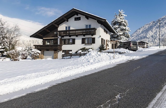 Beautiful group house, ski lift nearby