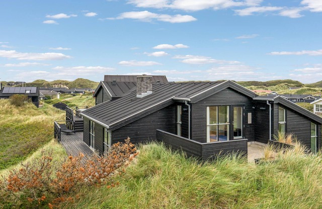 Beautiful home in Blokhus with WiFi