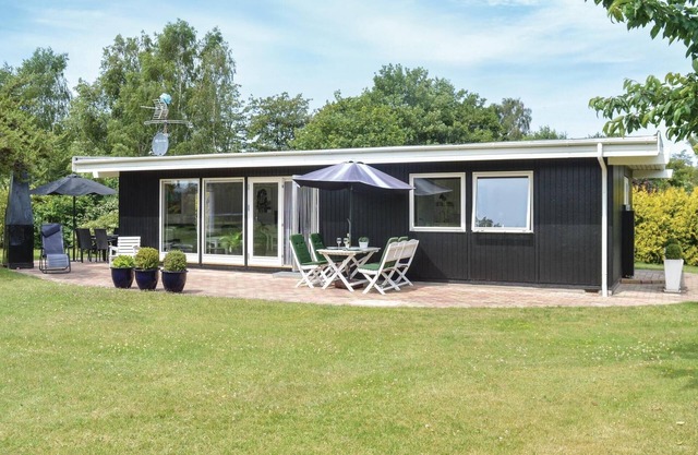 Beautiful home in Græsted with WiFi