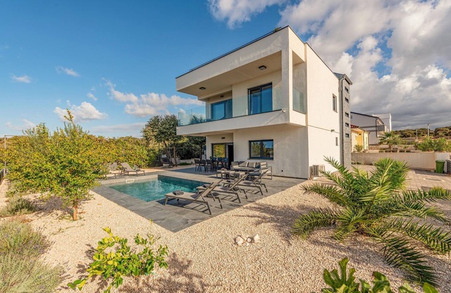 Beautiful home in Mandre