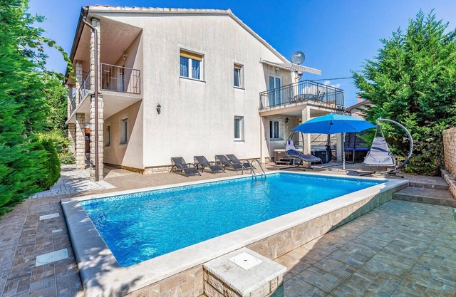 Beautiful home in Peruski with kitchen