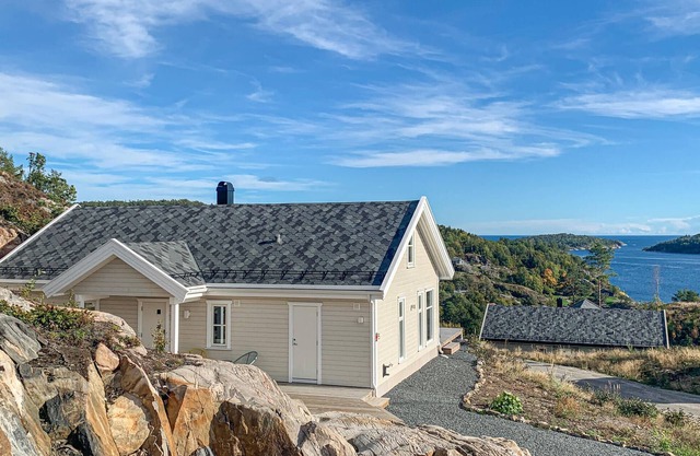 Beautiful home in Risør with kitchen
