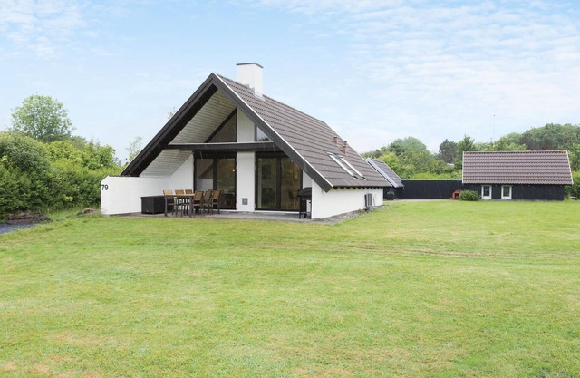 Beautiful home in Spøttrup with kitchen