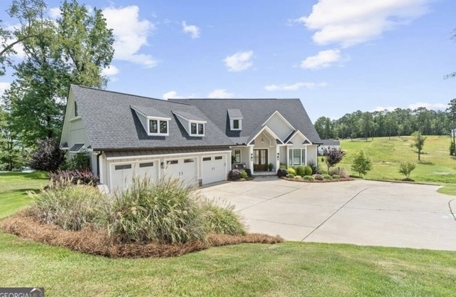 Beautiful home in peaceful cove on Lake Sinclair.