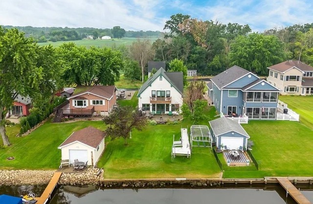 Beautiful home on Lake Butte des Morts for vacation or EAA Convention stay