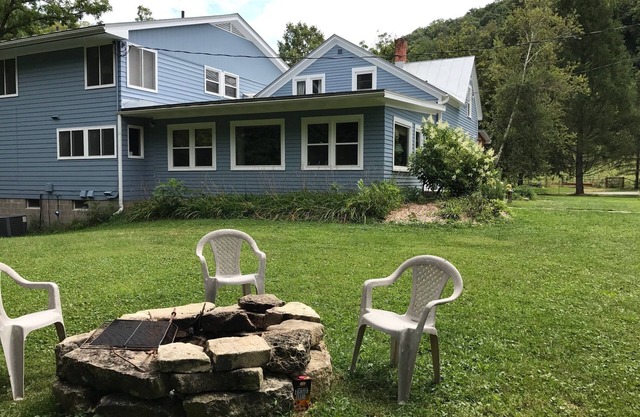 Beautiful Home with 9 Bedrooms, 7 bathrooms, 2 Cabins, 18 Hole Disc Golf Course